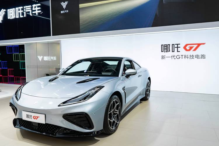 深圳198哪吒汽车在智能汽车领域的表现，领途汽车在新能源汽车市场中的影响力